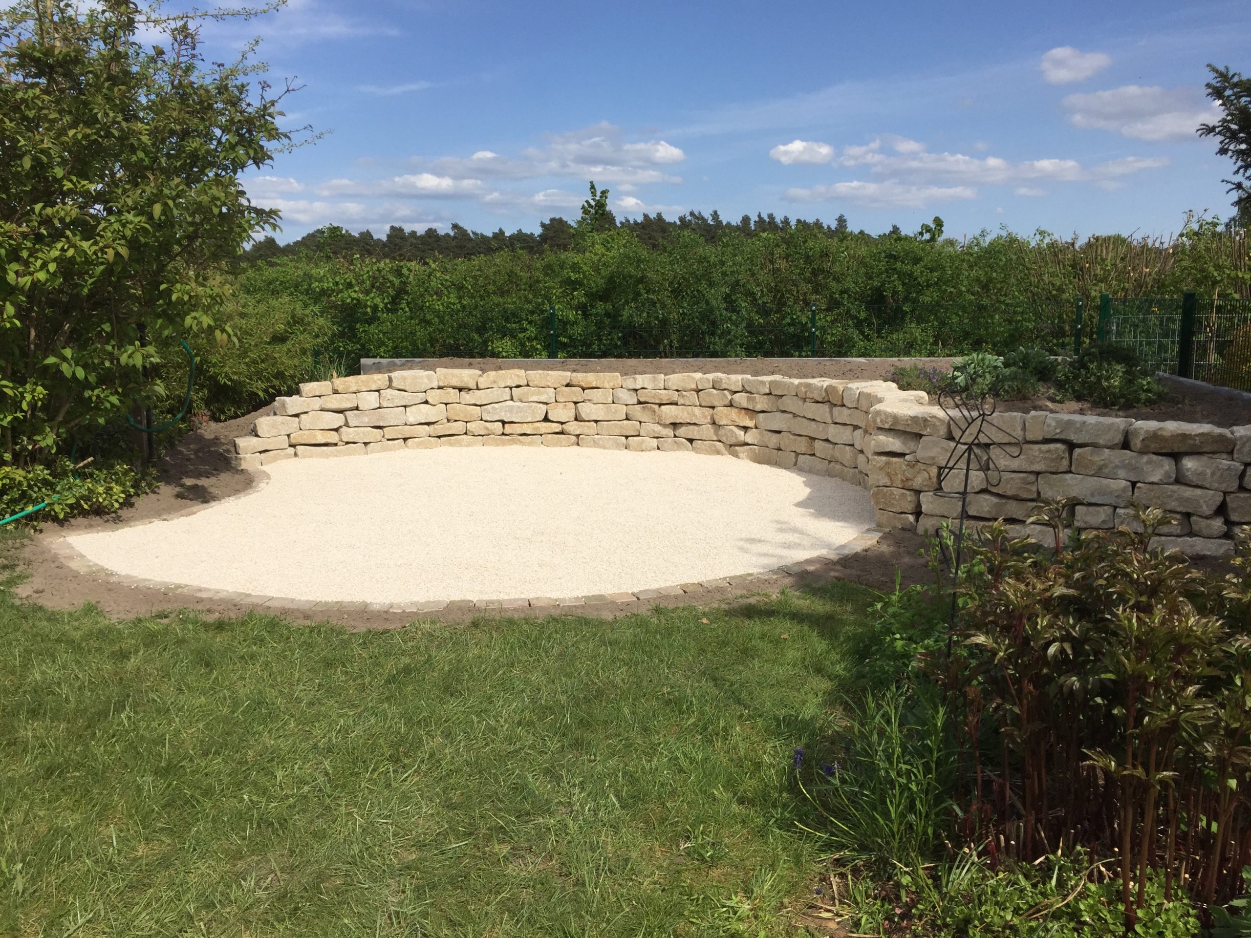 Natursteinmauer mit Bepflanzung